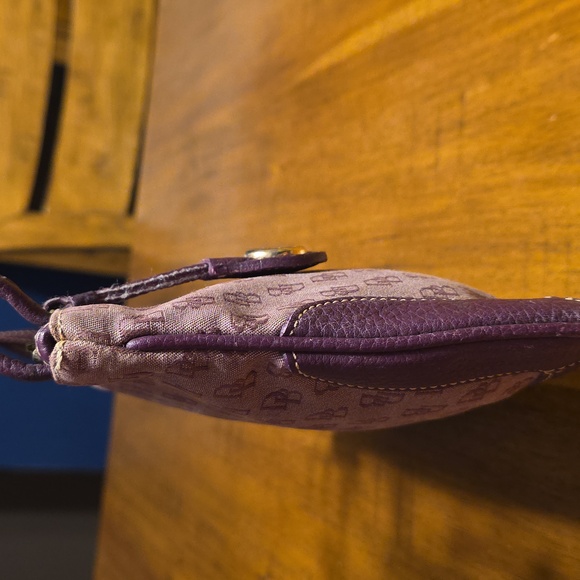 Dooney & Bourke Vintage purple logo canvas and dark purple shoulder bag - Picture 5 of 16